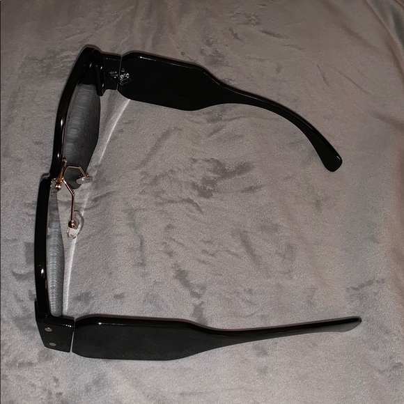 SOLD! Trendy Large Retro Sunglasses! - Picture 7 of 8